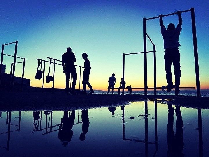 Iniziare la calistenia: esercizi base e programma settimanale (Guida 2025)